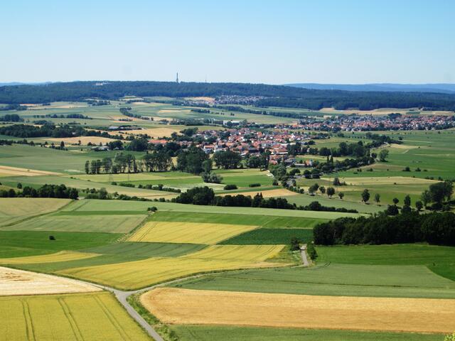 So blicken die Berger genannten Bewohner der Stadt Amöneburg zu den Lahnbergen und erkennen dort den Schornstein des Fernheizwerks der Philipps-Universität Marburg﻿.