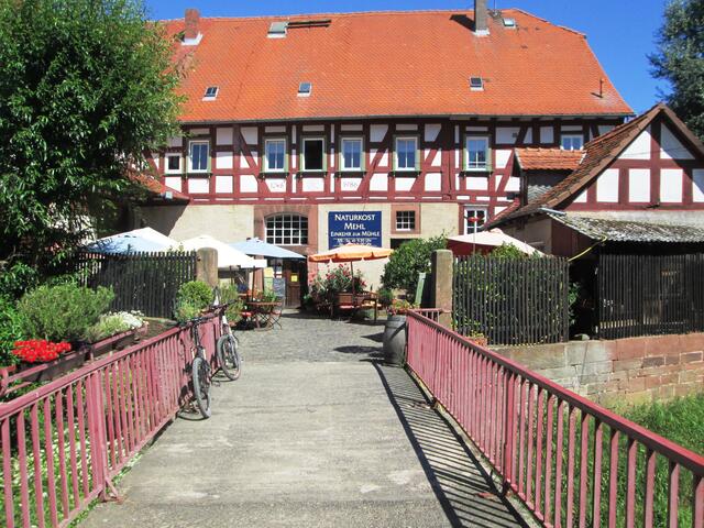 Die Brücke über die Alte Ohm zur Einkehr in der Brücker Mühle.