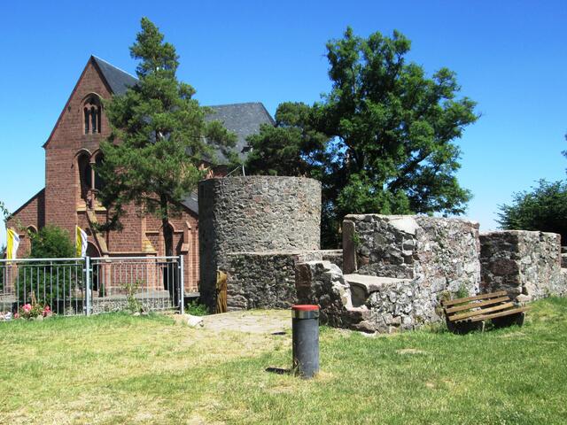 Teile der Schlossruine vor der Stiftskirche Johannes der Täufer.