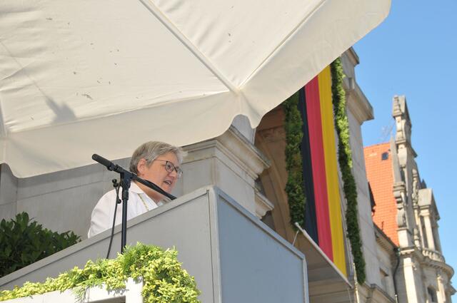 Hannovers 1. Stadträtin Sabine Tegtmeyer-Dette gibt den Startschuss zum Ausmarsch