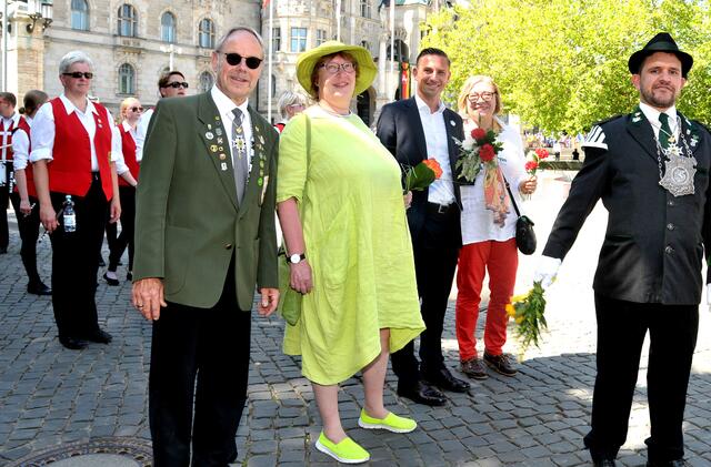 Prominenz bei den Döhrenern; Vize-Bezirksbürgermeisterin Claudia Meier, Ratsherr Angelo Alter und Rgeionsabgeordnete Maria Hesse (Mitte, v. l.)