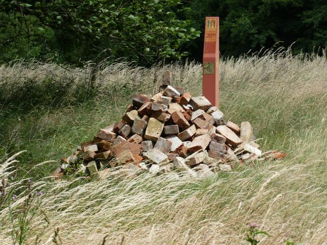 Einer der 19 Stationen des Naturerlebnispfades auf der Insel