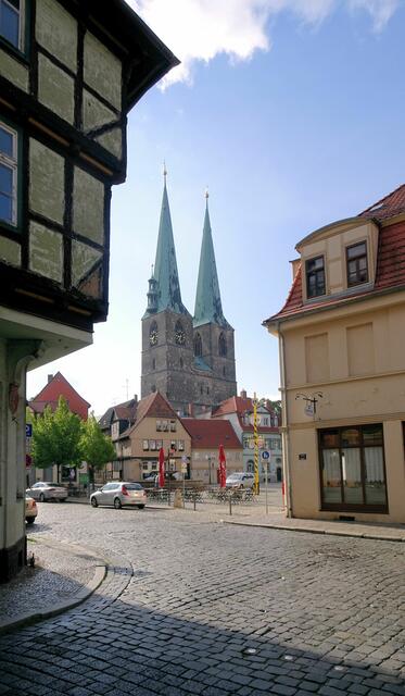 Blick vom Steinweg/Weberstraße auf den Mathildebrunnen und die Nikolaikirche