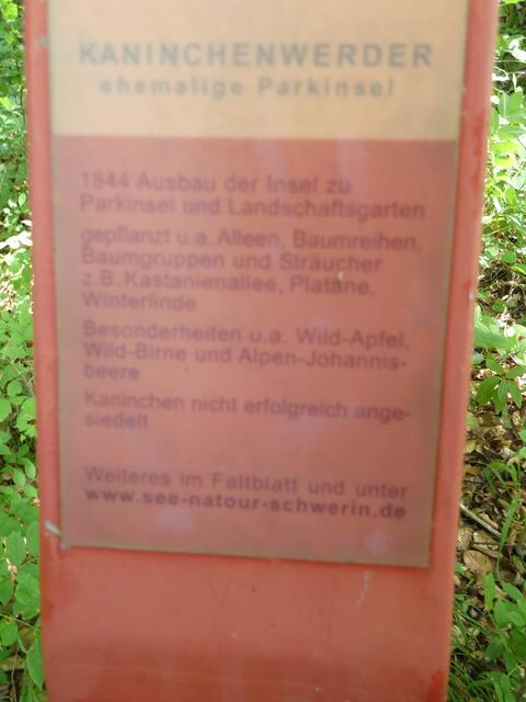 Kaum noch leserliche Infotafeln an den 19 Stationen des "Naturerlebnispfades"