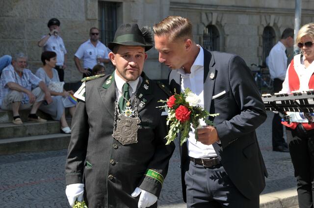 Ratsherr Angelo Alter (Mitte) im Gespräch mit dem Vorsitzenden der Döhrener Schützen, Lars Meidenbauer