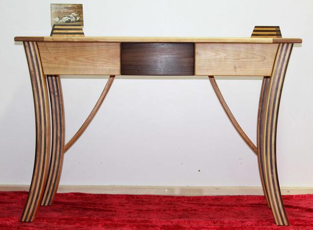 Frontansicht: Schreibtisch aus Kirschbaum und Nussbaum