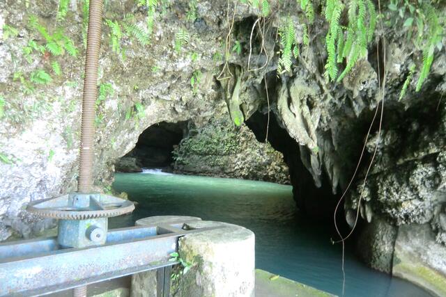 Eine aus tuffigem Fels strömende Quelle