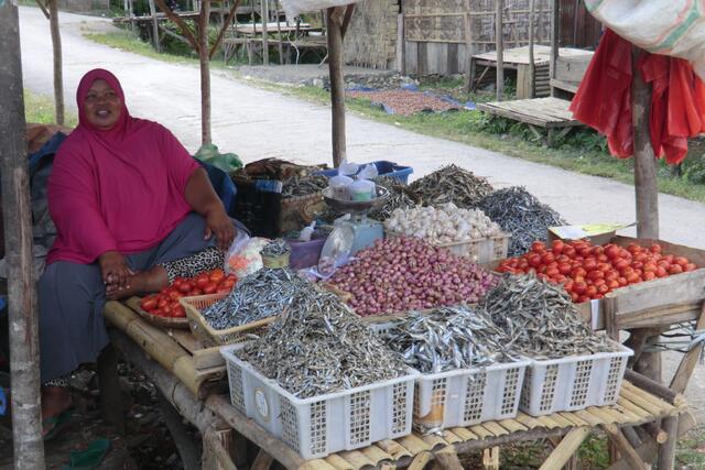 Auch der Islam ist durchwegs tolerant und erlaubt seinen Gläubigen die Befolgung der Gesetze des Marapu ebenso wie die ungehinderte Teilnahme der Frauen am öffentlichen Leben und Handel. Trockenfisch für feine Sossen.