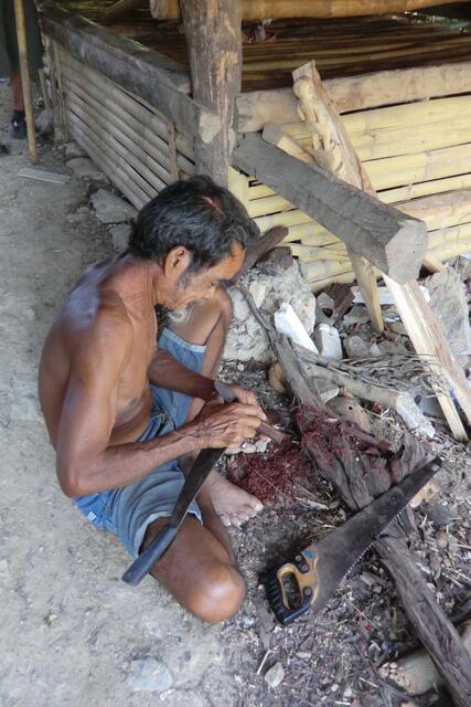 Schnitzereien wie Kalkbehälter für die Betelnusszeremonie werden aus hartem Rotholz Mahagony hergestellt.