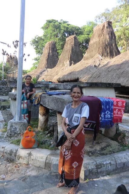 Megalithische Gruftbauten  mitten zwischen den Häusern eigentlich Tabu für die Lebenden eignen sich doch auch mal ganz gut als Verkaufstisch für handgewebte Ikats, wenn Fremde kommen.