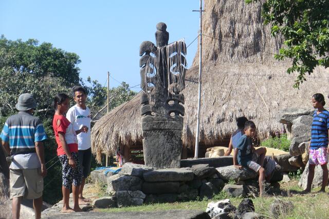 Die Häuser der Lebenden aus Gras und Stroh, sündhaft teure Steingrüfte nur für die Toten