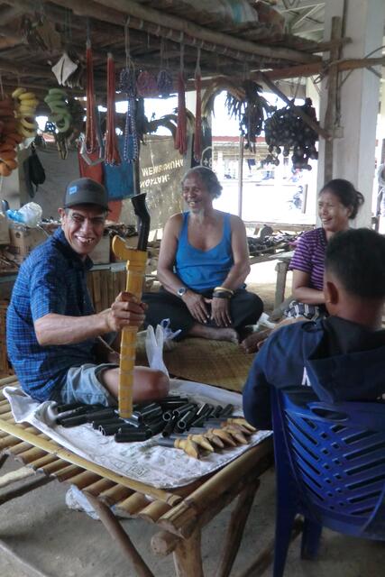 Ein echter Sumbanese braucht ein schönes Schwert inklusive der Scheide
