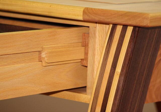 Holzvollauszüge und Fuß im Detail