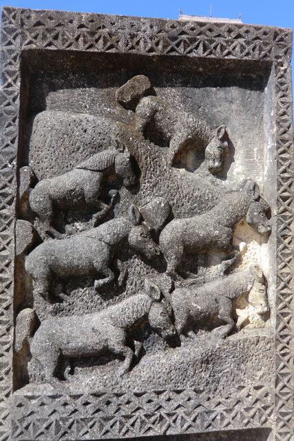 Recht zierlich klein aber mit stählernen Sehnen und Muskeln sollen die Sumba-pferde sein, die man so gezüchtet hat, damit sie die wertvollen Sandelholz-stämme mühelos zwischen den Dschungelbäumen heraus ziehen konnten.