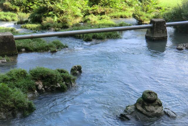 Eine schwergewichtige Wassernixe aus einem natürlichen Felsen gibt dem fruchtbarkeitsspenden Wasser zusätzliche Schöpfungskraft.