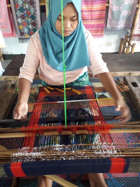 Hier enstehen wertvolle Ikats mit Goldfaden-inlay