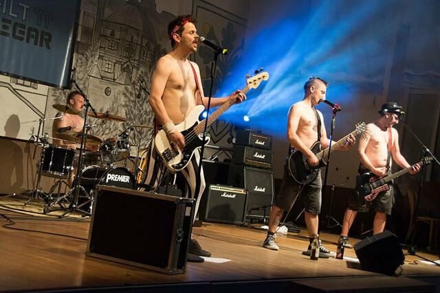 Ehrlichen Punk aus Augsburg lieferten die Innocent Prostitutes. | Foto: Marco Laves