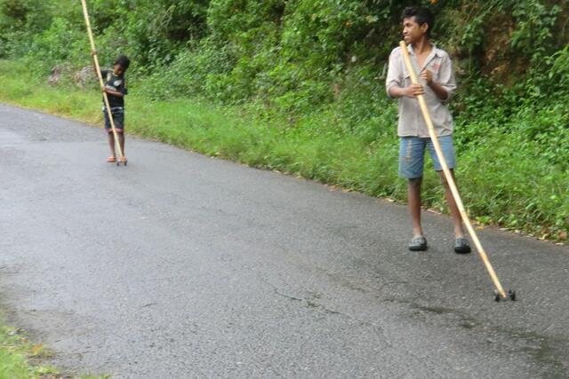Solche selbstgebastelten Sport- und Spielgeräte sind im Gegensatz zu den Beschäftigungsgeräten unserer Jugend im Westen kostenlos