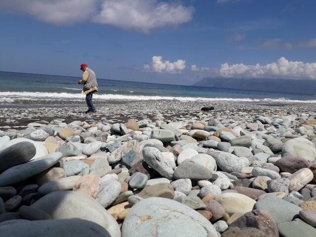 Endlich fündig: An manchem Strand warten nicht nur große Meeresschneckengehäuse und dutzende Kaurimuscheln, sondern auch eine türkisfarbene Abart der Jade