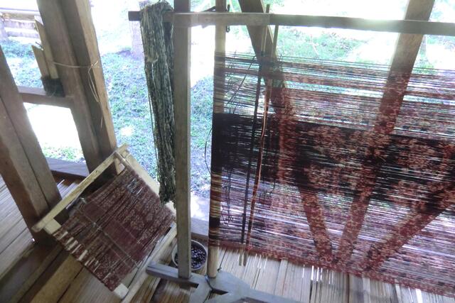 Beim Ikat sind die Kettfäden bereits im Muster eingefärbt.