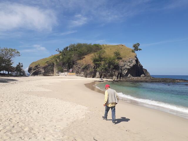 An manchem Strand warten nicht nur große Meeresschneckengehäuse und dutzende Kaurimuscheln, sondern auch eine türkisfarbene Abart der Jade