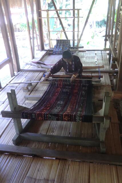 Beim Ikat sind die Kettfäden bereits im Muster eingefärbt.