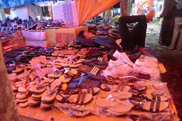 Unter rotem Foliendach ist das Leben rosig.