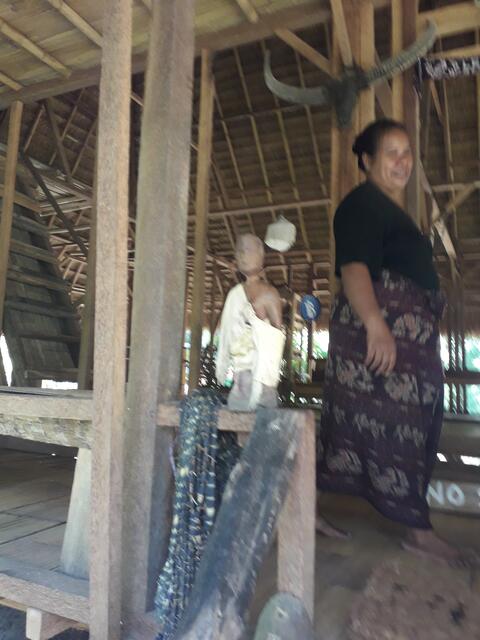 Luftig und kühl lebt und arbeitet es sich unter dem dicken Grasdach. Der Ahnher wacht darüber, in Holz geschnitzt und in weissem Tuch gekleidet.,