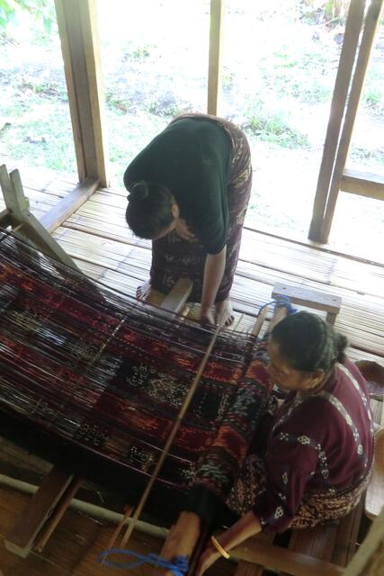 Beim Ikat sind die Kettfäden bereits im Muster eingefärbt.