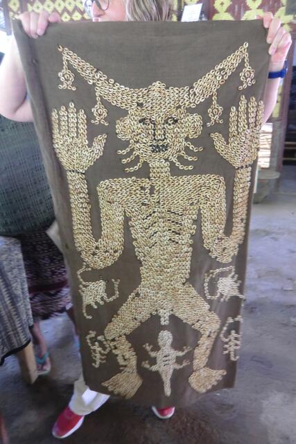 Ein wertvoller alter Stoff mit Kaurimuscheln (Primitivgeld) bestickt