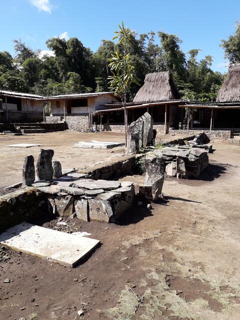 Mitten auf dem Dorfplatz sind immer die Grüfte der Ahnen.
