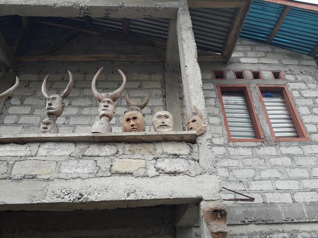 Den Ahnen sieht man Ihre totemistische Herkunft noch sehr gut an.