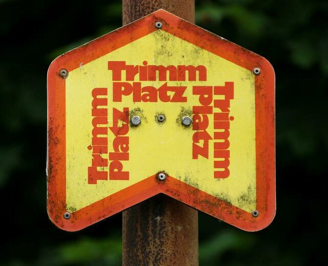 Alter Wegweiser vom Trimmpfad nahe des Schwimmbads von Sontra