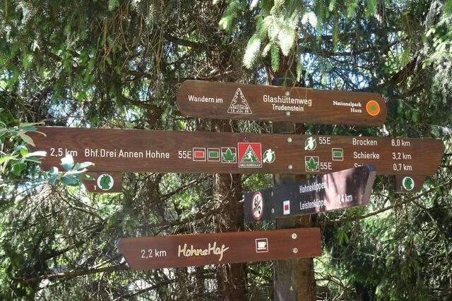im Nationalpark Harz befinden sich viele solcher schönen Wegeschilder
