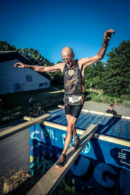 Ballancieren zwischen zwei Containern.