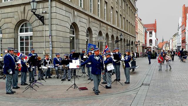 In der Straße "Hinter dem Rathaus" erfreut eine ausländische Musikkapelle die Passanten. Foto: Helmut Kuzina