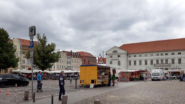 Auf dem traditionellen Wochenmarkt: Vor dem Rathausgebäude haben die Marktbeschicker ihre Stände aufgebaut. Foto: Helmut Kuzina