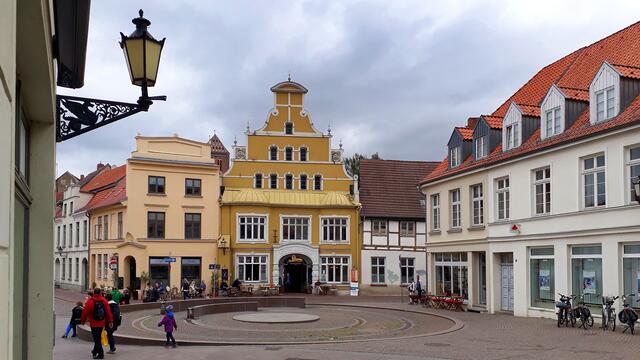 Am unteren Ende der Krämerstraße bestimmt der Hopfenmarkt mit der ehemaligen Löwenapotheke das Stadtbild. Foto: Helmut Kuzina