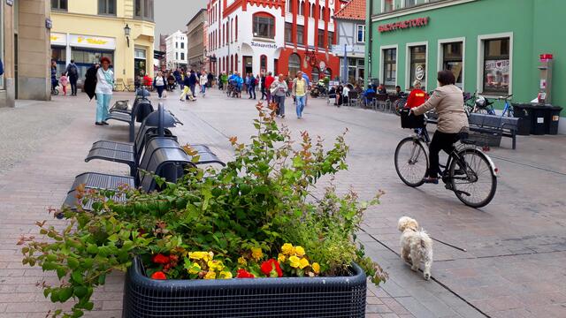 Im Zentrum der beschaulichen Altstadt: Die Fußgängerzone führt zum Rudolph-Karstadt-Platz. Foto: Helmut Kuzina