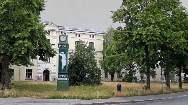 Vor dem ehemaligen Provianthaus aus der Schwedenzeit steht die historische Persil-Uhr mit der „Weißen Dame“. Foto: Helmut Kuzina