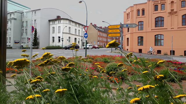 Von der Altwismarstraße geht es in den Lindengarten, die denkmalgeschützte Parkanlage der Hansestadt. Foto: Helmut Kuzina