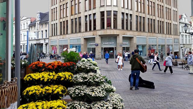 Auf dem Rudolph-Karstadt-Platz sorgt ein Straßenmusikant für musikalische Unterhaltung. Foto: Helmut Kuzina