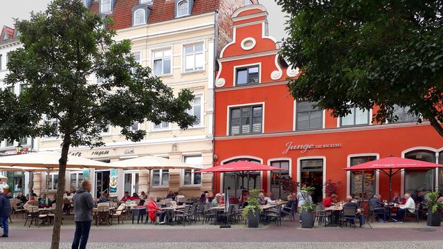 Auf dem Marktplatz reiht sich ein Straßencafé an das andere und zieht gleichermaßen Touristen und Einheimische an. Foto: Helmut Kuzina
