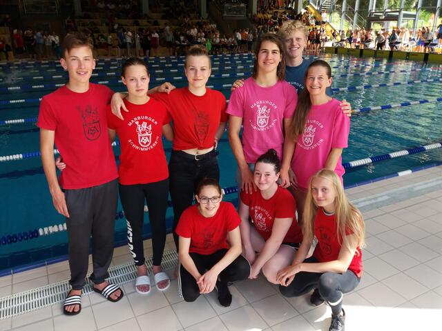 v.l. Paul Martin, Lina Wagner, Mara Mensing, Jacob Horn, Mika Schütz, Nathalie Richter - knieend v.l. Anne Wagner, Lena Kaiser und Hannah Albrecht
