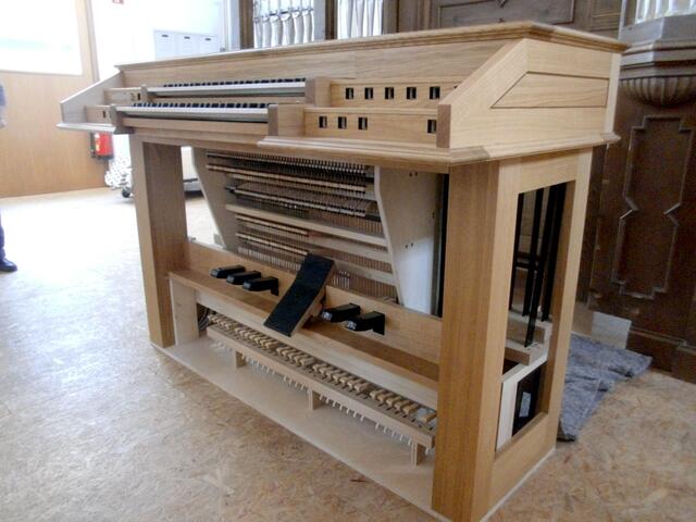 Der neue, rein mechanische Spieltisch. Die weißen Tasten tragen Plättchen aus polierten Rinderknochen.