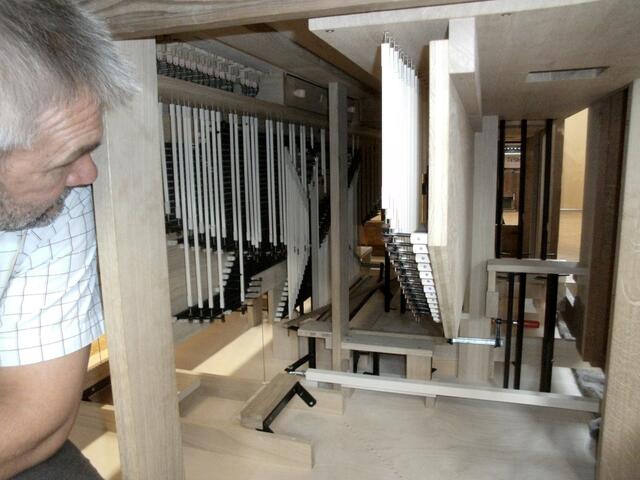 Die drei Wellenbretter im Orgelunterteil für die beiden Manuale und das Pedal.