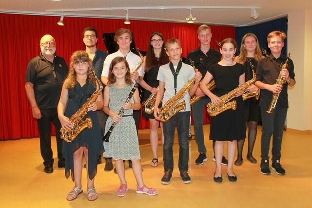 Große Freude über ein gelungenes Konzert zum Abschluss eines erfolgreichen Schuljahres herrschte bei: 1. Reihe v. l.: Lucy Nübel, Victoria Ertl, Joshua Grunick, Lucia Reiter, Luis Haupt. 2. Reihe v. l.: Manfred-Andreas Lipp, Kirill Kvetniy, Paul Kaußler, Elena Mayr, Martin Stempfle und Katja Fechtner.