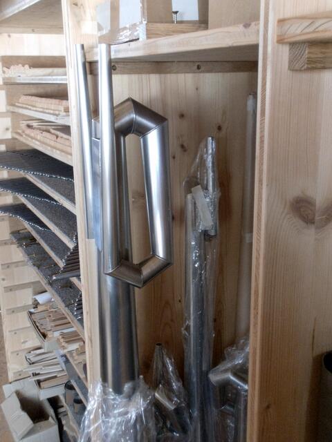 Wegen des begrenzten Raums müssen die großen Trompetenaufsätze für die Zungenpfeifen zu kunstvollen Hörnern geformt werden.