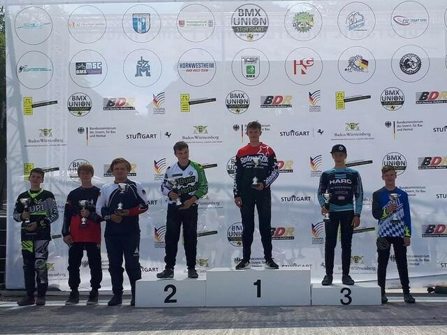 Cedric Stolz 1. v.r ist die neue #4 in der Klasse Cruiser 16 & jünger