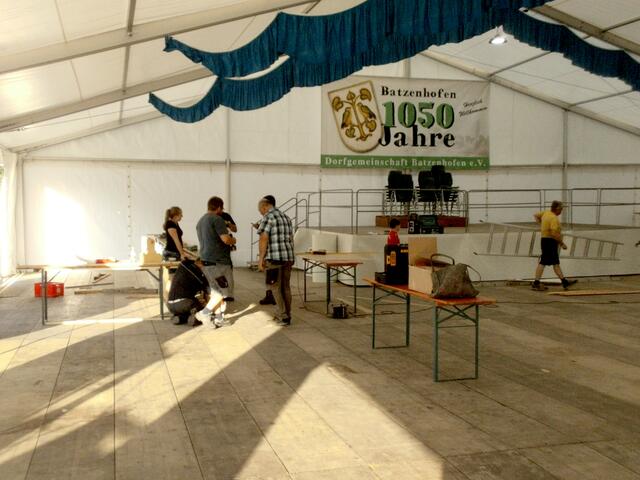 19:30 Uhr Aufbau der Theke für die Essensausgabe und Aufschüttung einer Rampe am Zelteingang.